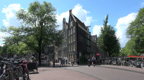 Amsterdam-Schiefes-Haus-Mit-Fahrrädern