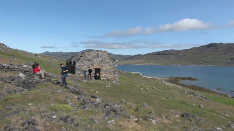 Groenlandia-Hvalsey-Iglesia-Nórdica-Ruina-Con-Gente