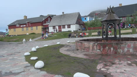 Plaza-De-La-Fuente-De-Groenlandia-Qaqortoq