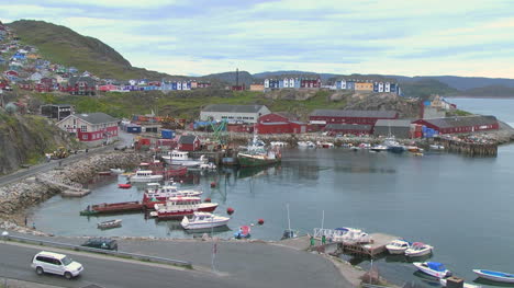 Groenlandia-Qaqortoq-Puerto-Con-Barcos