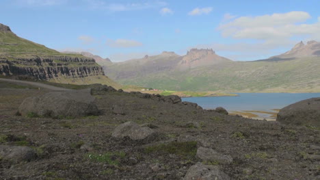 Island-Berufjordur-Blick-Auf-Ferne-Berge