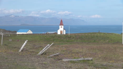 Island-Kirche-In-Hellnar-Zoom-In-2