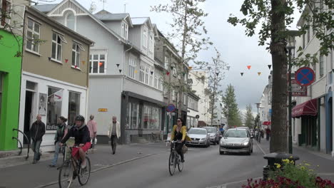 Island-Reykjavik-Straße-Mit-Verkehr