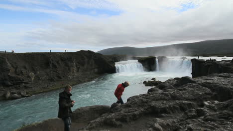 Iceland-Goddesfoss-with-tourists-looking-c2