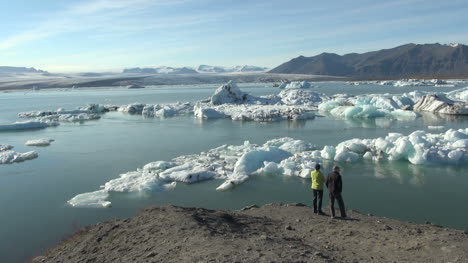 Iceland-Jokulsarlon-ice-floes-couple-5