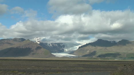 Iceland-glacier-&-cloud
