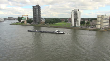 Niederlande-Rotterdam-Barge-Passiert-Wohnungen-Am-Flussufer