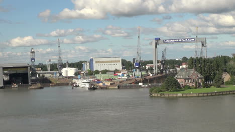 Niederlande-Rotterdam-Giebelhaus-Umgeben-Von-Dockstrukturen-Surrounded
