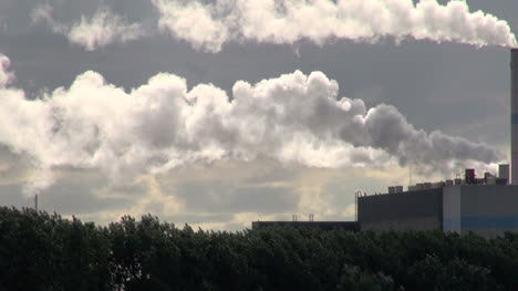 Netherlands-Rotterdam-clouds-circulating-turn-into-smokestack-trails