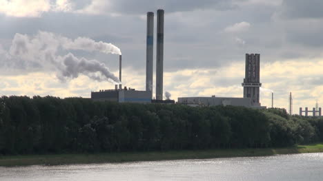 Niederlande-Rotterdam-Raffinerie-Zwei-Rauchströme-Und-Twin-Schorns-4a