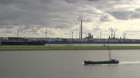 Niederländisches-Rotterdam-Schiff-Passiert-Raffinerie-Stacks-14