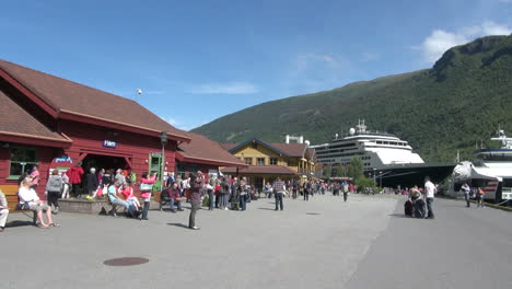 Norway-Flam-tourists-in-front-of-the-railroad-station-7s