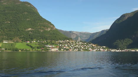Norwegen-Aurlandsfjord-Dorf-Vom-Fjord-S