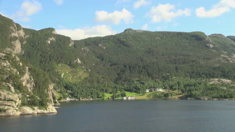 Norwegen-Lysefjord-Inselbauernhof-In-Der-Nähe-Des-Wassers-S