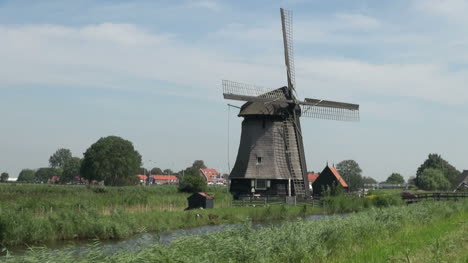 Niederlande-Kinderdijk-Windmühle-Und-Rote-Dachhäuser-13