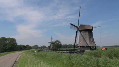 Niederlande-Kinderdijk-Zwei-Windmühlen-Und-Gebogene-Brücke-14