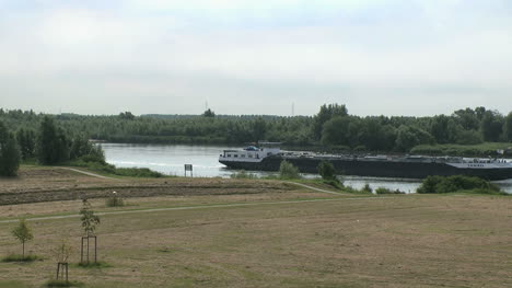 Holanda-Old-Maas-Barge-Navega-Por-Un-Estrecho-Canal