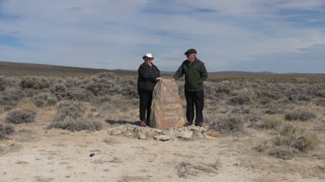 Wyoming-South-Pass-monument-rock-couple-in-wind