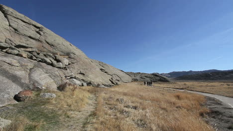 Roca-De-La-Independencia-De-Wyoming-Con-Excursionistas