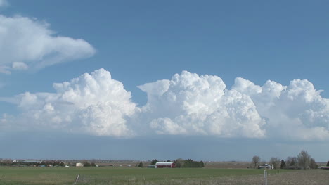 Kumulierte-Wolken-Bewegen-Flache-Landwirtschaftliche-Flächen
