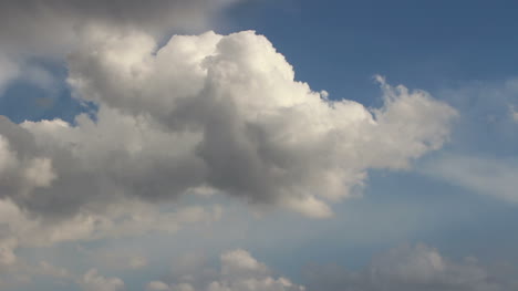 Las-Nubes-Flotan-En-El-Cielo