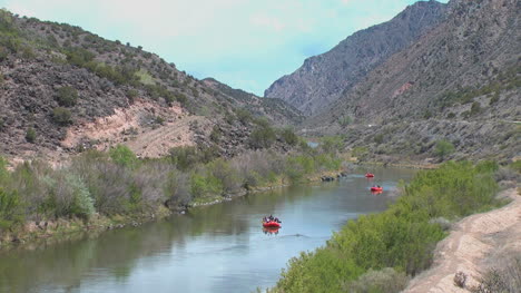 New-Mexico-Rio-Grande-rafts-zoom-in