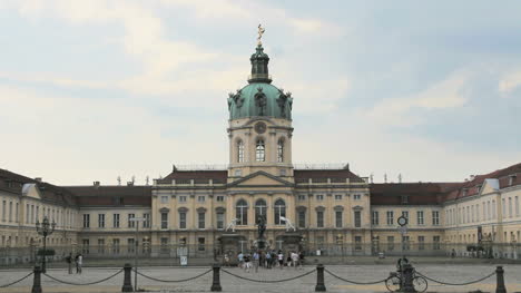 Berlin-Schloss-Charlottenburg-Mit-Bewölktem-Himmel