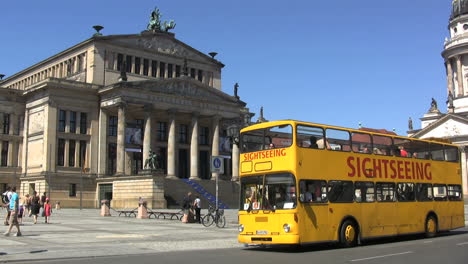 Berlin-Gendarmenmarkt-Konzerthaus-w-tour-bus