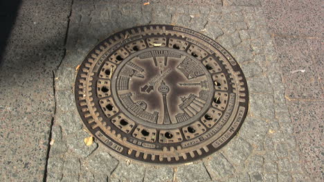 Berlin-manhole-cover-w-Fernsehturm