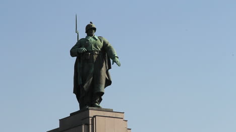 Berlin-Tiergarten-WWII-Memorial-soldier-statue