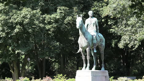 Germany-Berlin-Tiergarten-woman-on-horse-statue
