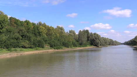 Rumänien-Donaudelta-Von-Bäumen-Gesäumten-Ufern-Cx