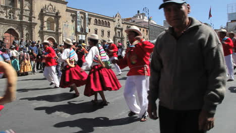 La-Paz-Fiesta-Tänzer-Bei-Der-Kirche