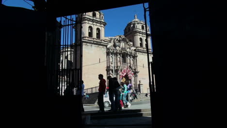 Cusco-Kirche-Vom-Markt-Aus-Gesehen
