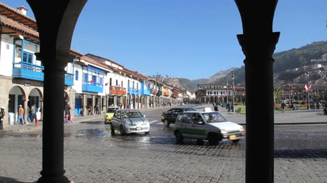 Cusco-traffic-through-columns-c