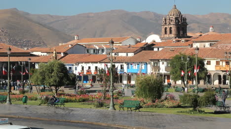 Peru-Cusco-Verkehr-Und-Plaza-Mit-Kirche-C