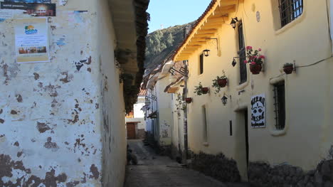 Cusco-street-with-flowers-on-building-c