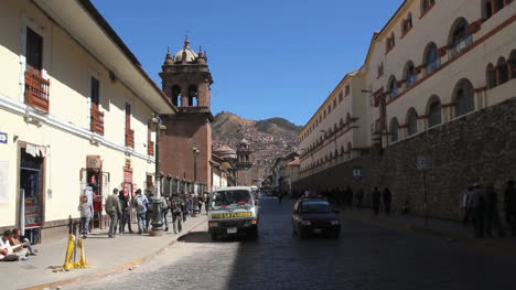 Cusco-Calle-Con-Coche-E-Iglesia-C