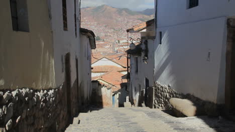 Cusco-steep-street-c