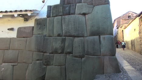 Cusco-street-with-Inca-stones-s