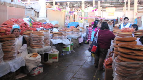 Cusco-market-people-buying-bread-c