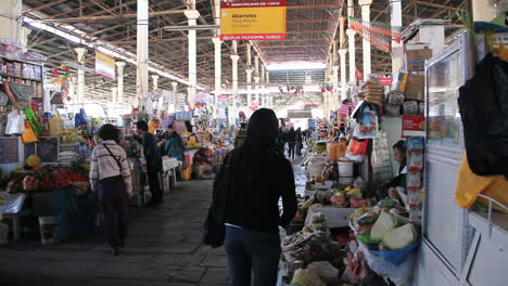 Cusco-market-woman-makes-purchase