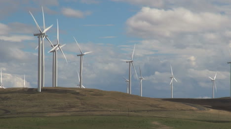 Washington-Klickitat-Valley-Wind-Farm-turning-blades-1