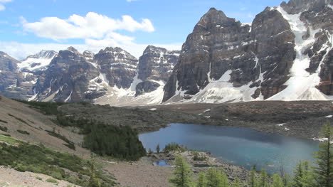 Montañas-Rocosas-Canadienses-Banff-Lago-Eiffel-Con-Hilera-De-Picos