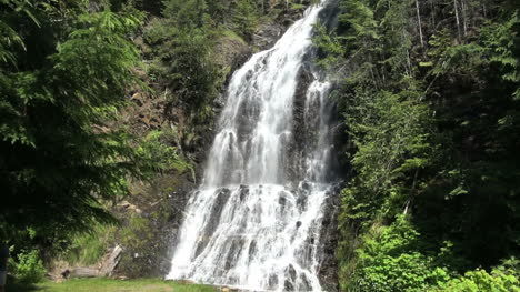 British-Columbia-Nakusp-waterfall