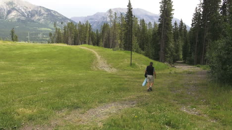 Canada-Alberta-Banff-disc-golf-course-trees-and-mountains-6