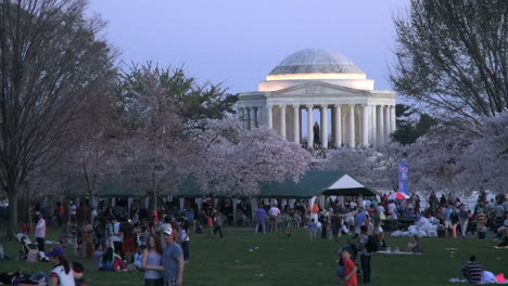DC-Jefferson-Monument-late-evening-with-crowd