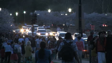 DC-traffic-in-the-evening-with-people-walking-by-road