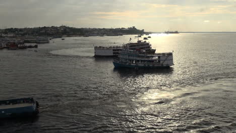 Amazon-River-at-Manaus-sun-on-water-with-boats