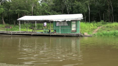 Casa-Amazónica-En-La-Orilla-Del-Lago